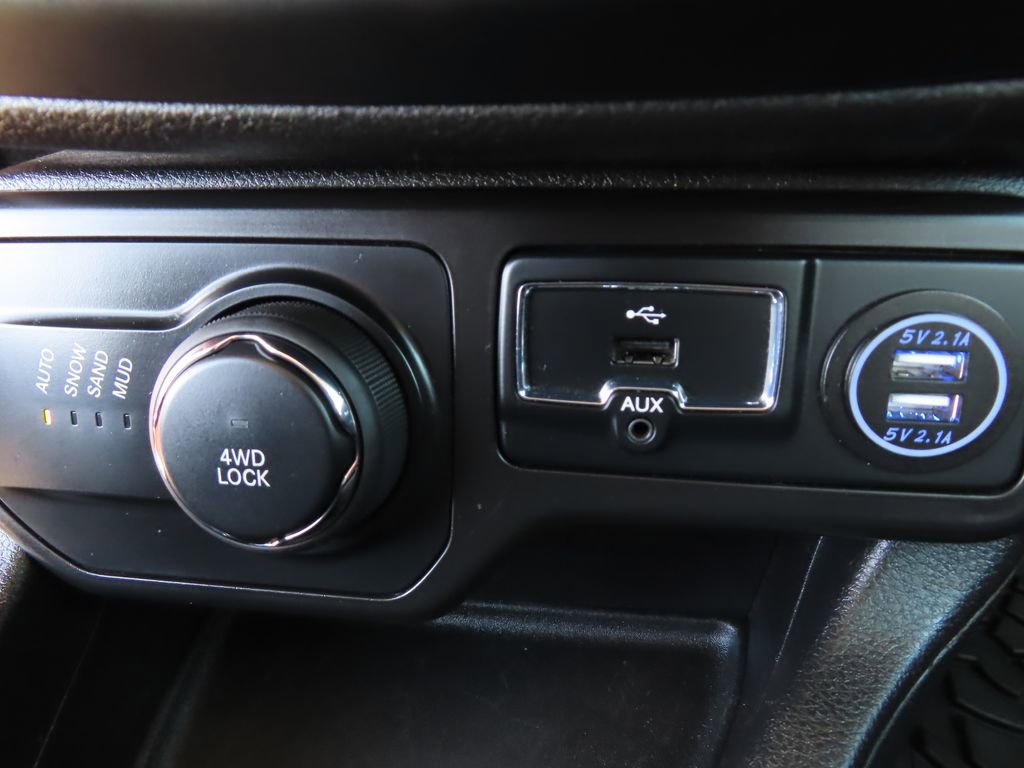 Used 2019 Jeep Renegade Latitude AWD/4WD image 6