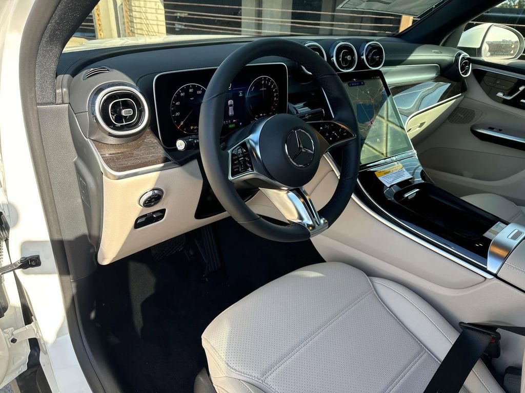 Used 2025 Mercedes-Benz GLC 350e 4MATIC image 9