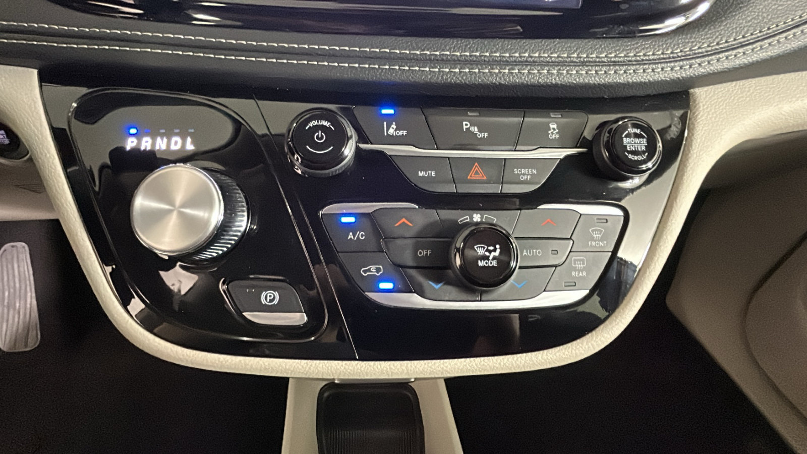 Used 2024 Chrysler Pacifica Limited FWD image 25
