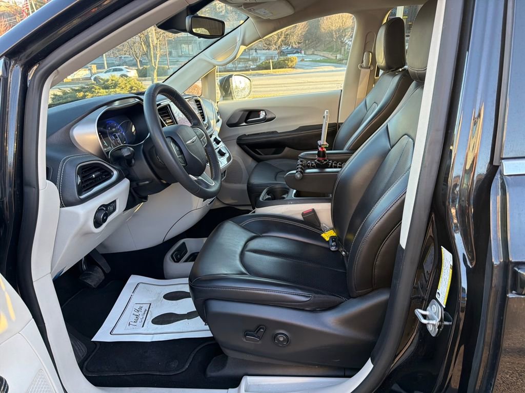 Used 2023 Chrysler Pacifica Touring-L image 13