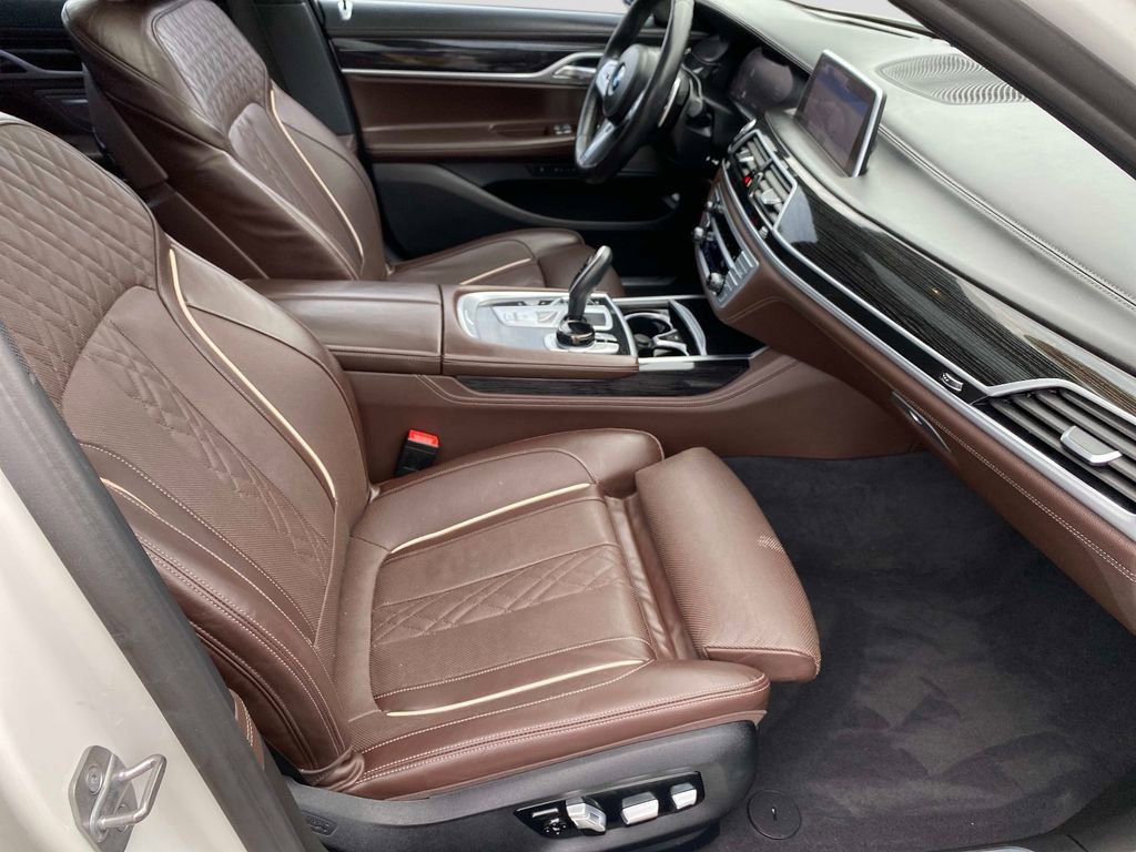 Used 2022 BMW 750i xDrive w/ Executive Package image 23