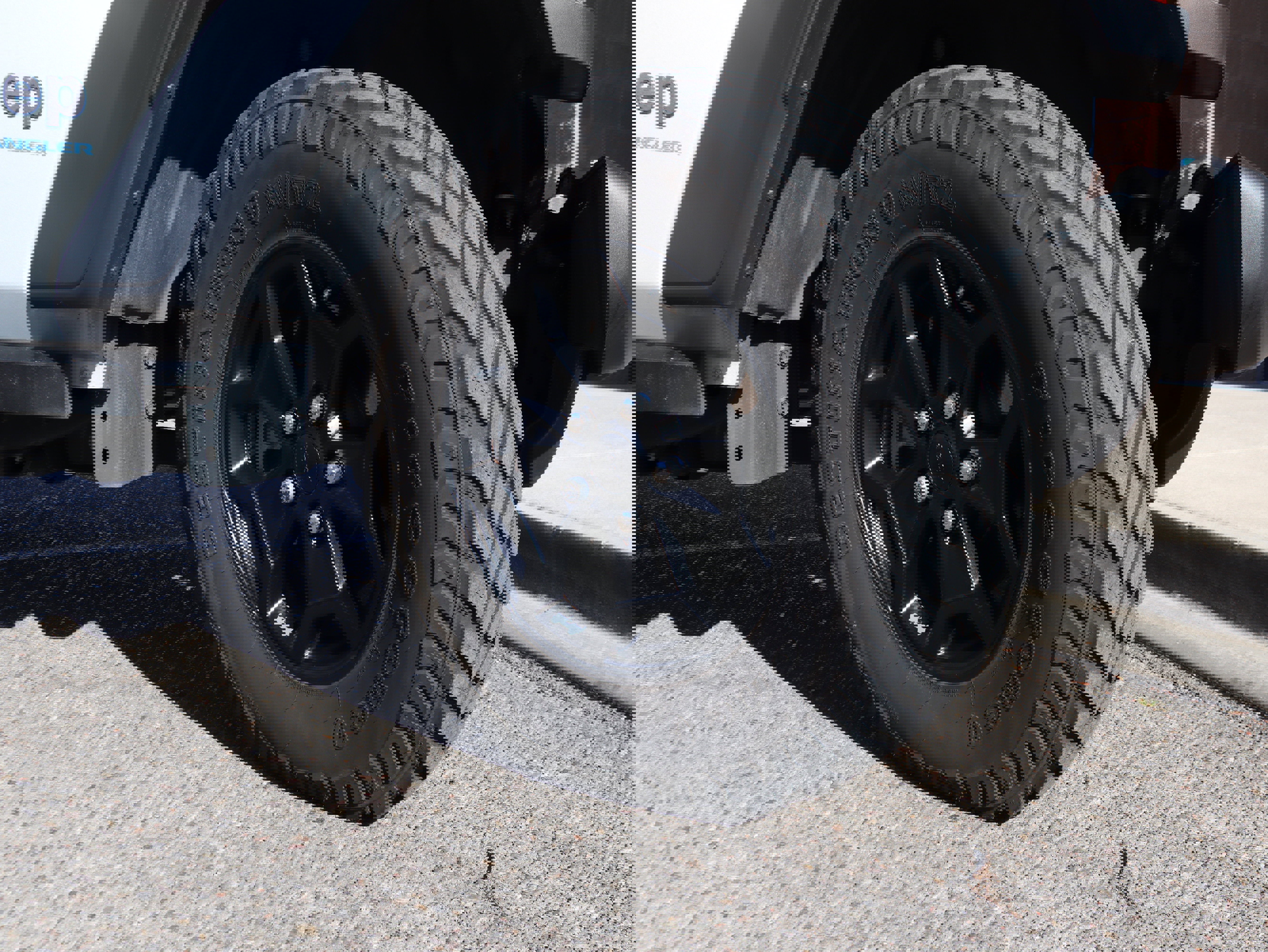 Used 2023 Jeep Wrangler Unlimited w/ Sun & Screen Package image 13