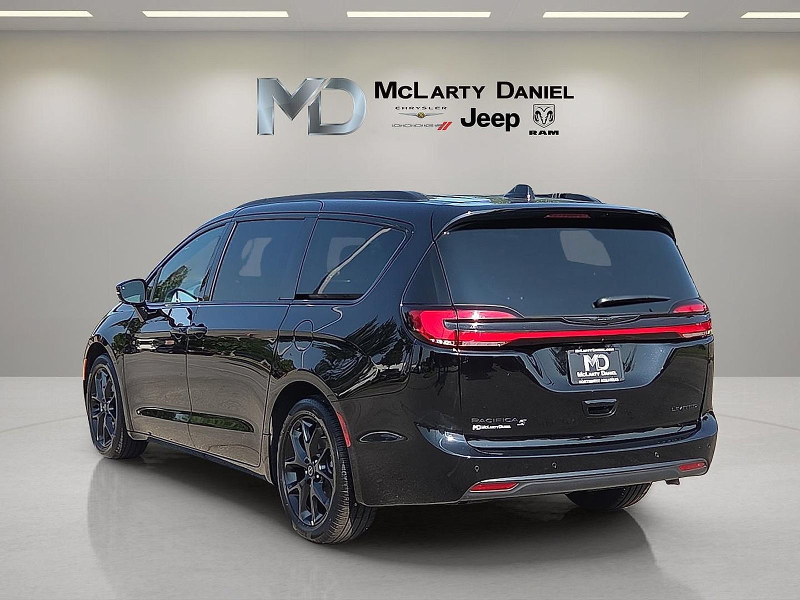 Used 2025 Chrysler Pacifica Limited FWD image 4
