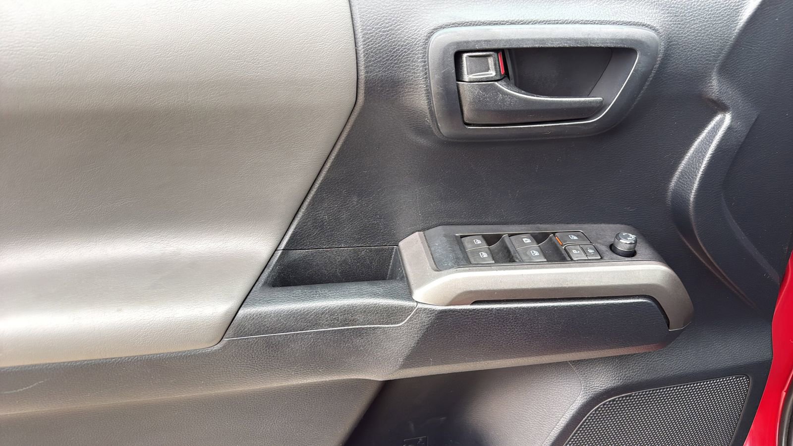 Used 2019 Toyota Tacoma SR5 AWD/4WD image 11