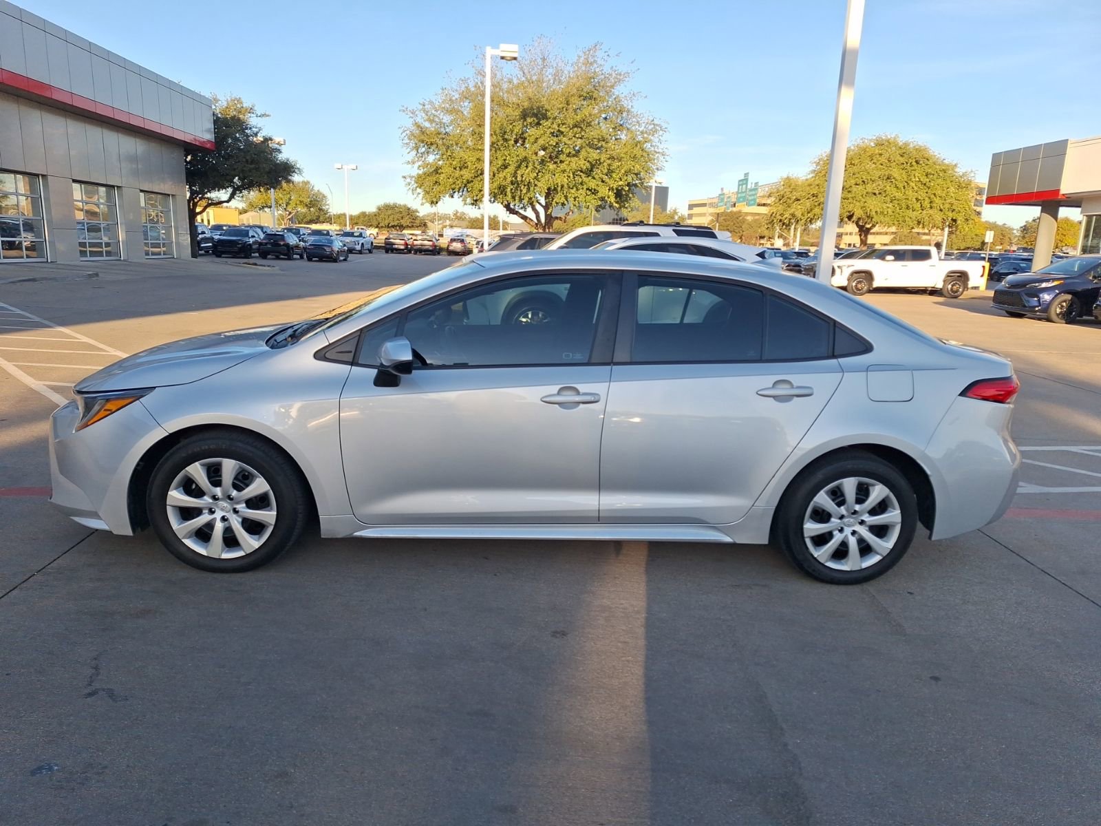 Used 2023 Toyota Corolla LE image 3