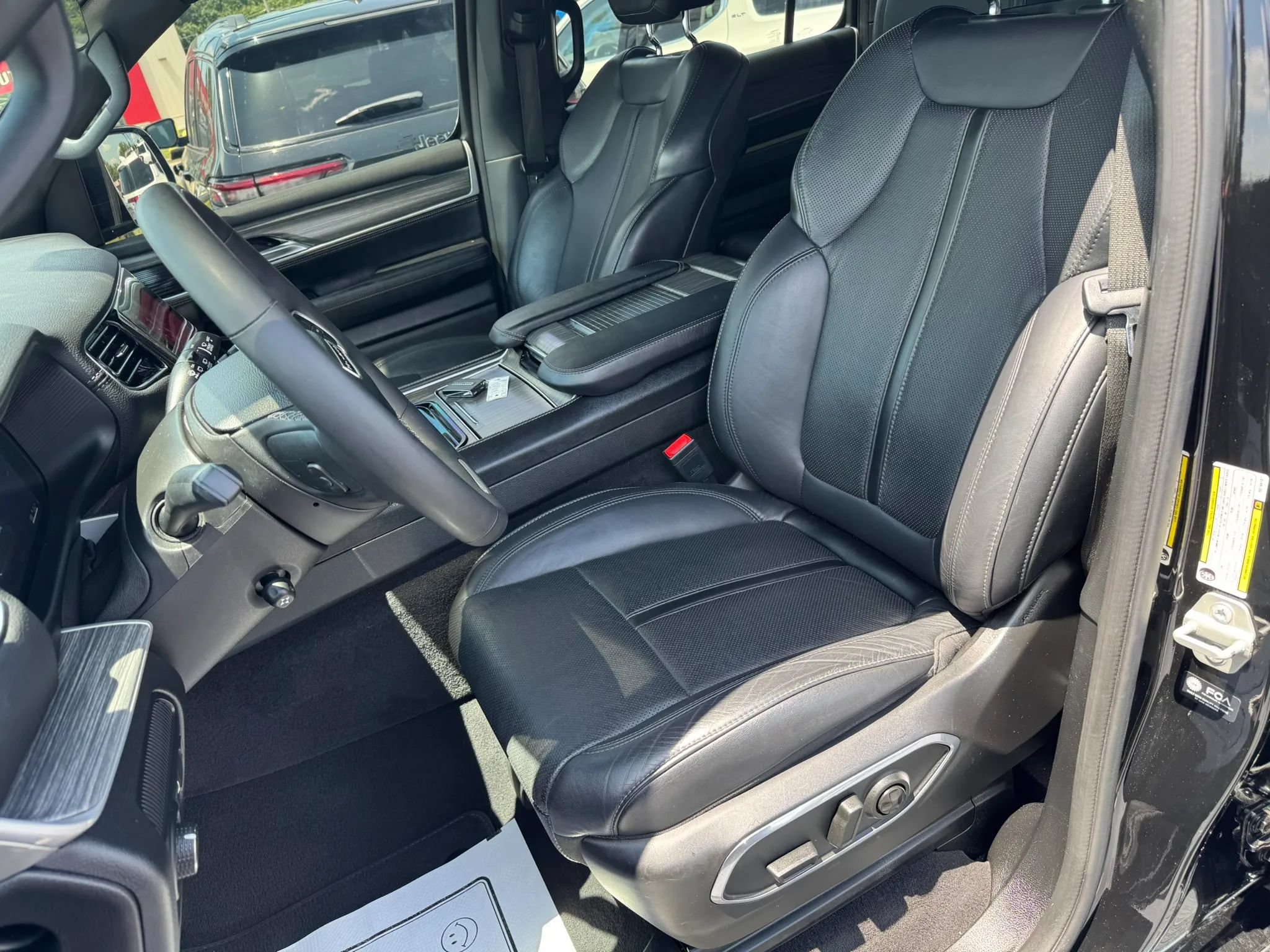 Used 2024 Jeep Wagoneer Series II AWD/4WD image 4