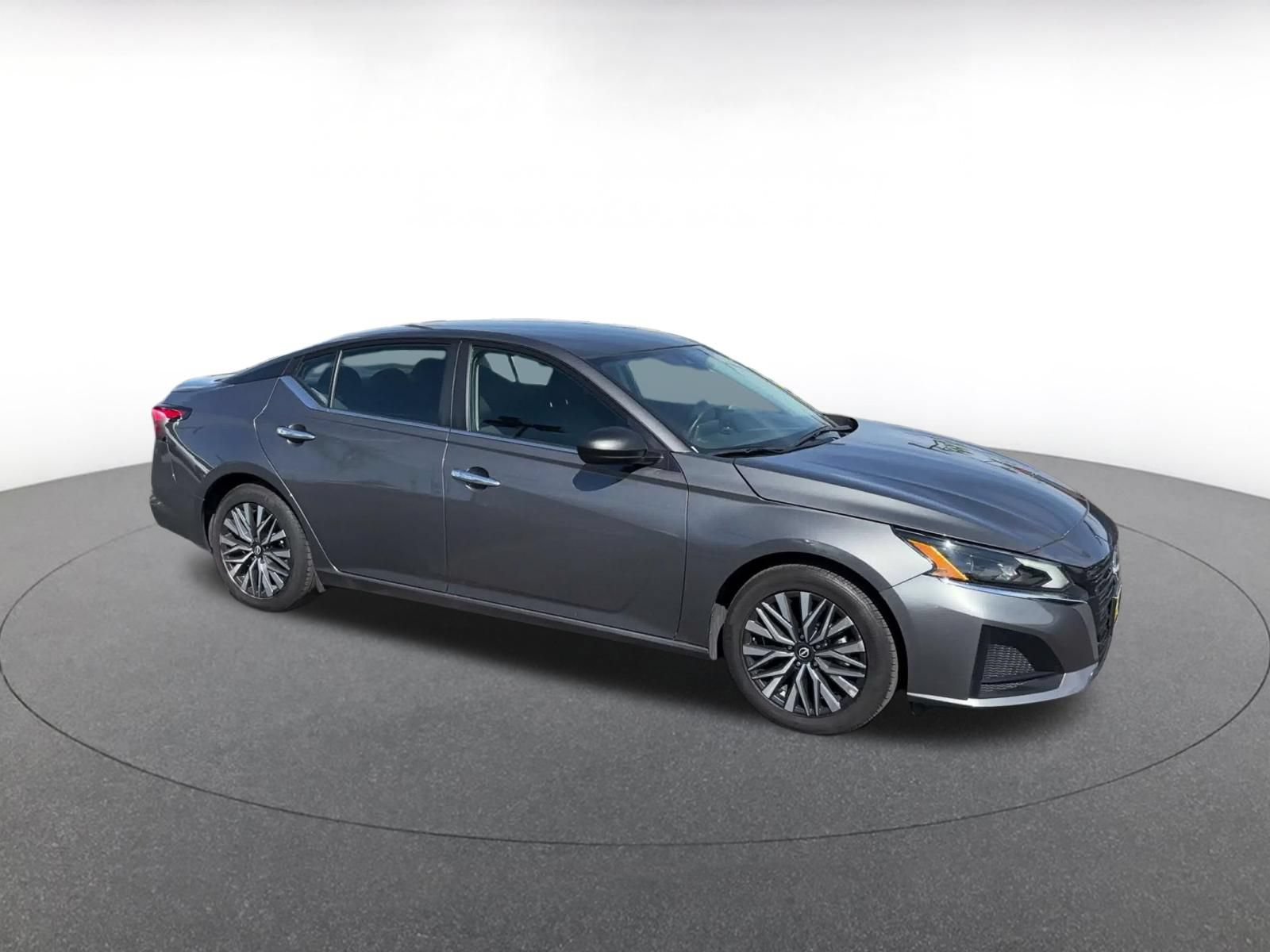 Used 2025 Nissan Altima 2.5 SV FWD image 2