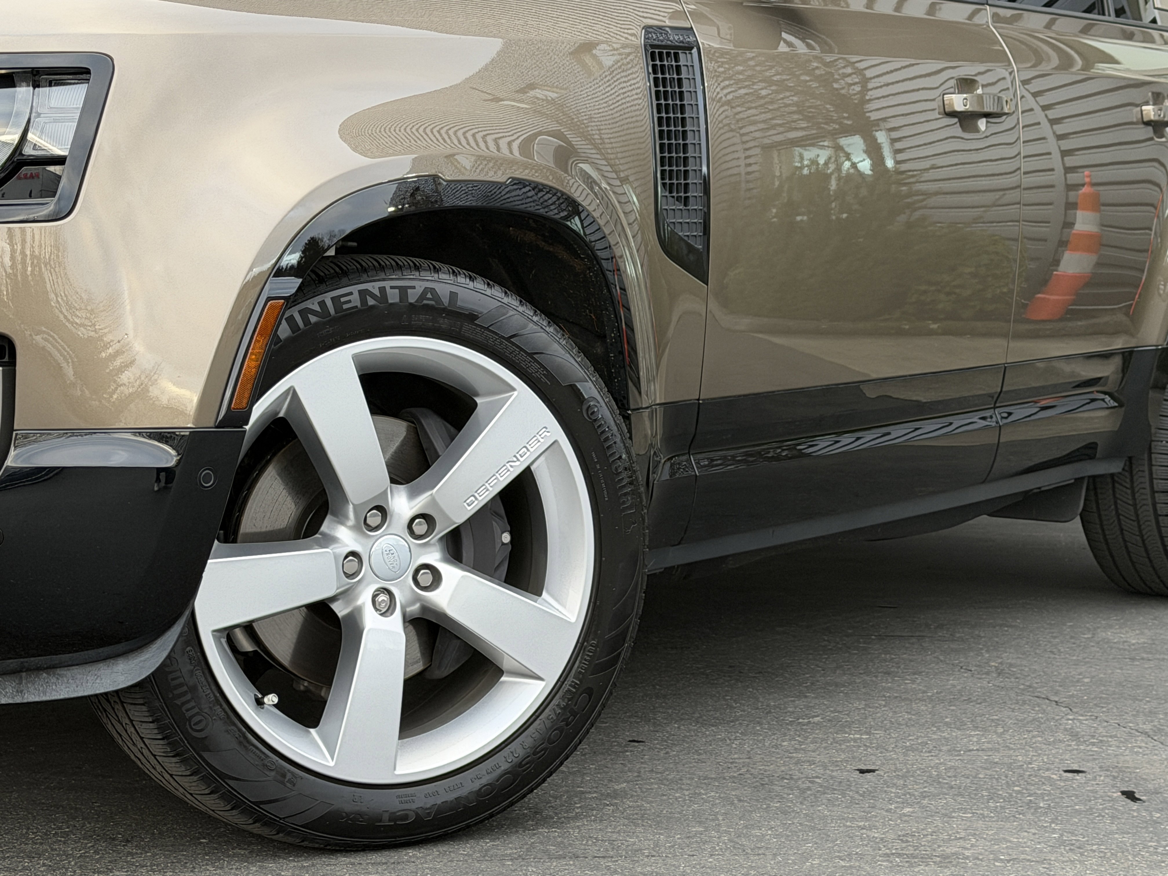 Certified 2025 Land Rover Defender 110 X-Dynamic SE image 2