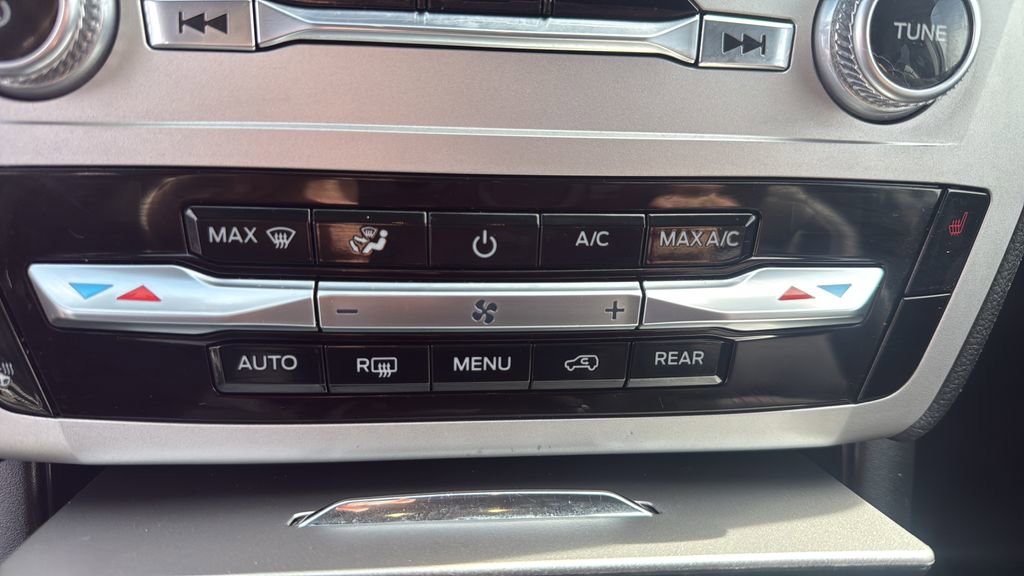 Used 2020 Ford Explorer XLT w/ Equipment Group 202A image 28