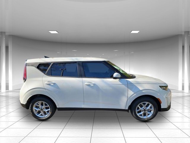 Used 2025 Kia Soul LX image 2