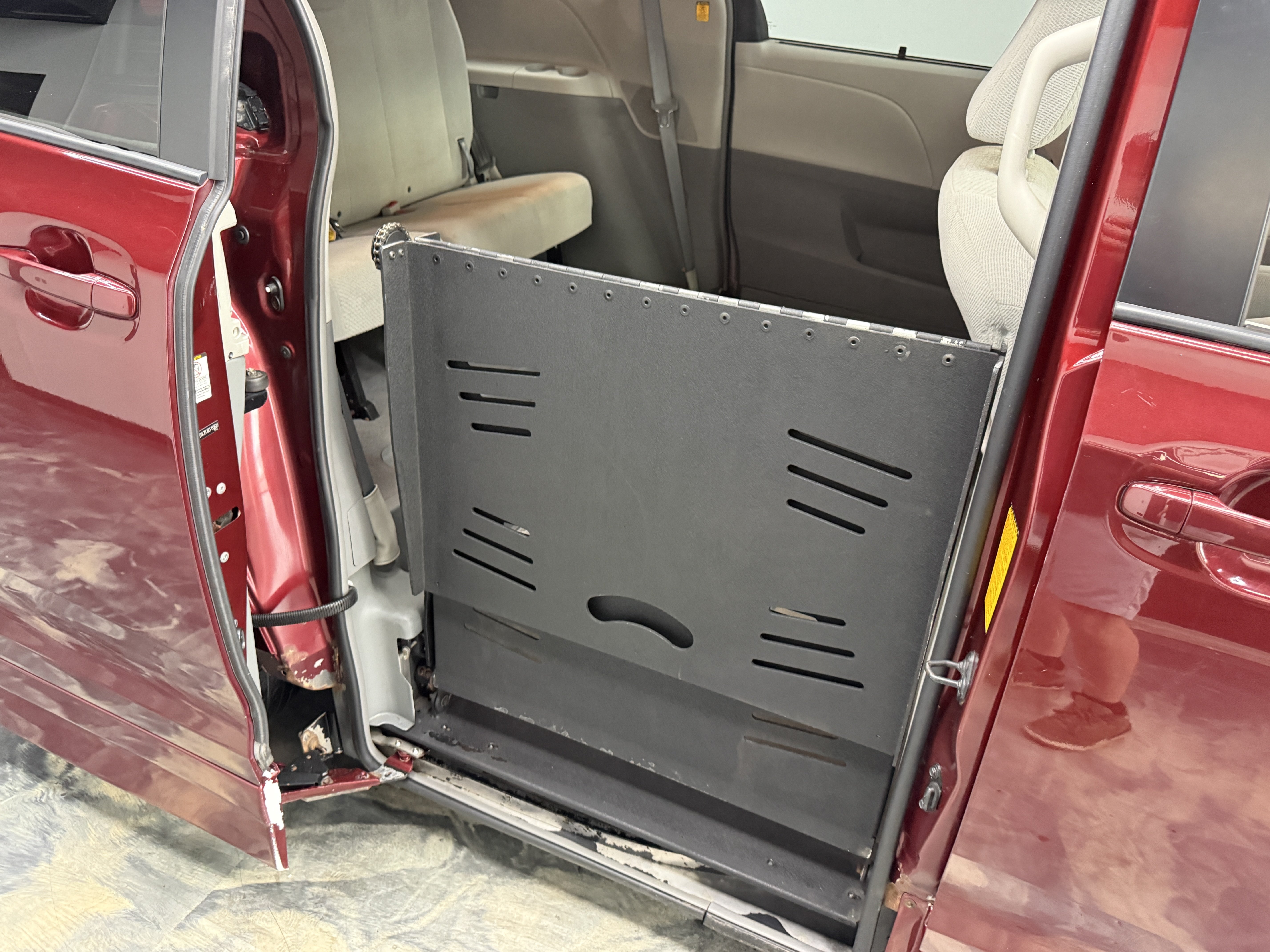 Used 2012 Toyota Sienna LE FWD image 19