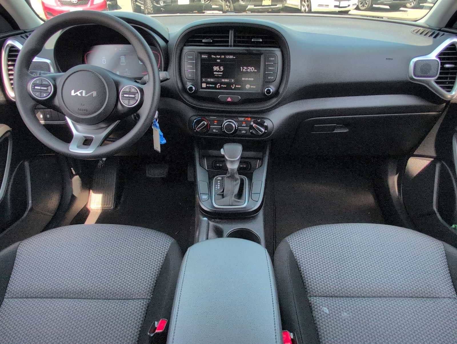 Used 2025 Kia Soul LX w/ LX Technology Package FWD image 15