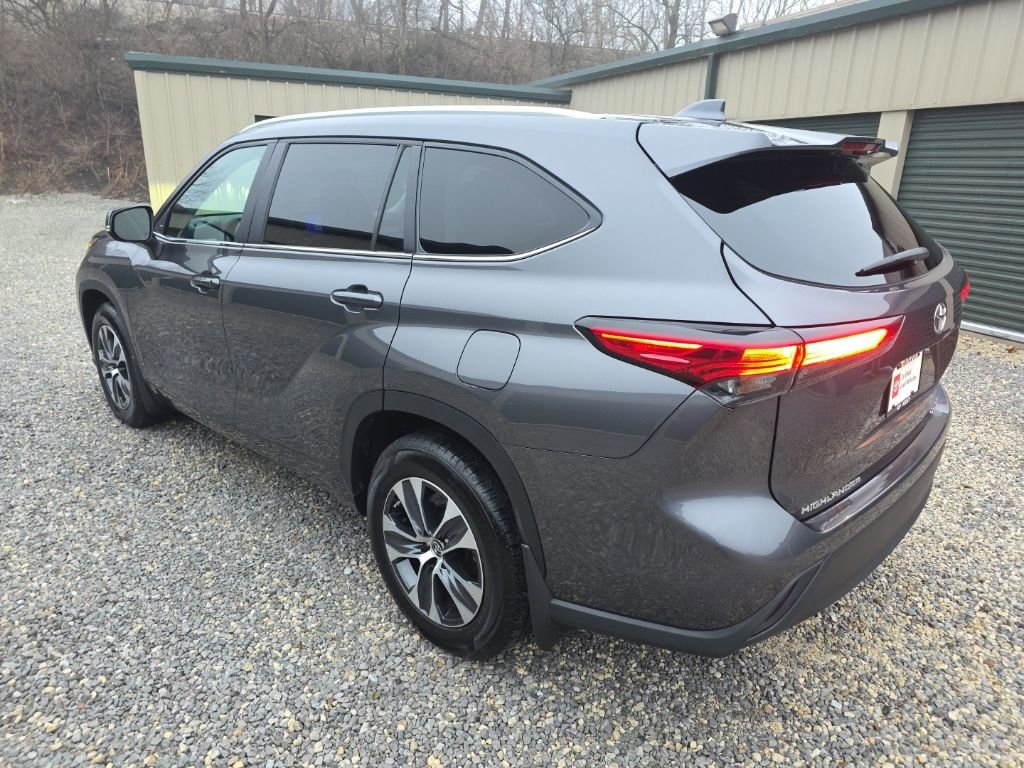 Used 2023 Toyota Highlander XLE image 4