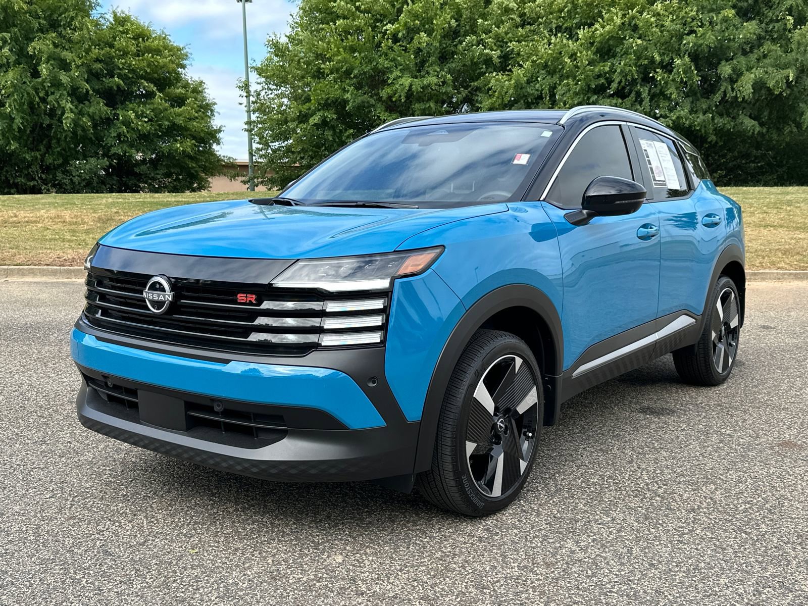 Used 2025 Nissan Kicks SR FWD image 1