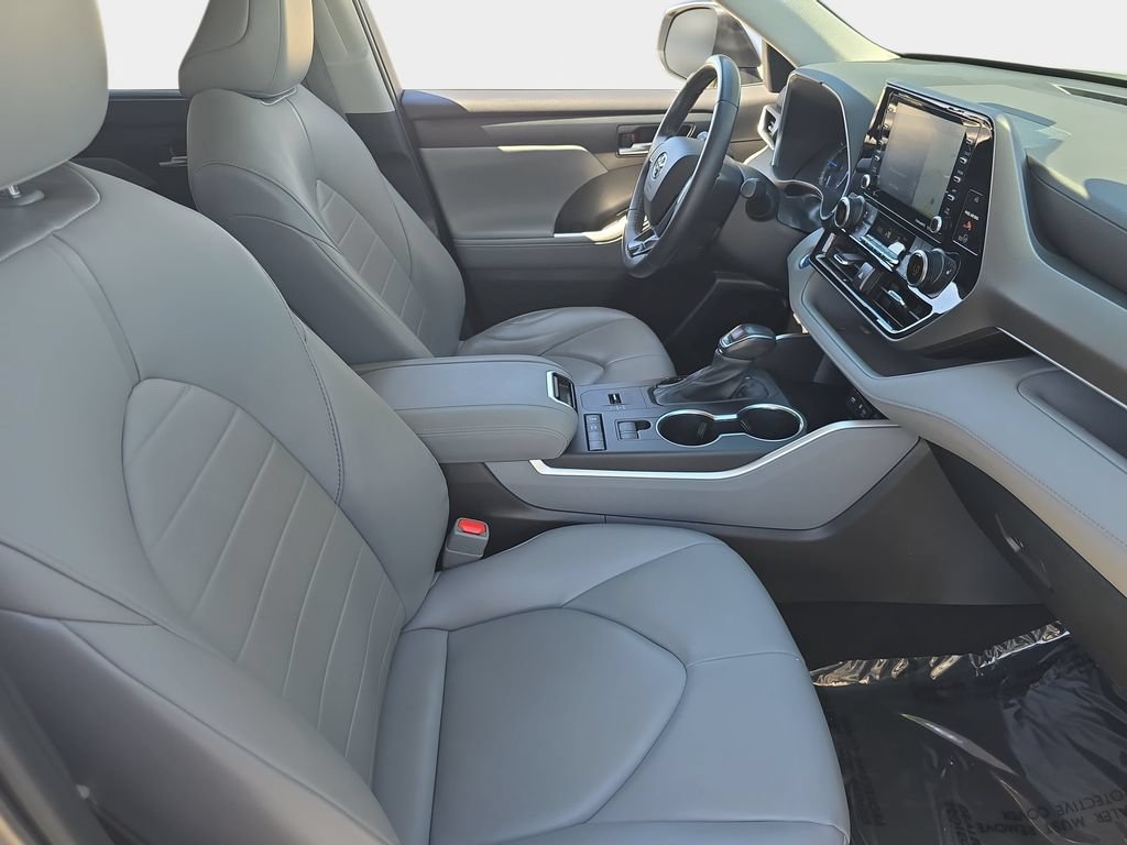 Used 2021 Toyota Highlander XLE FWD image 12