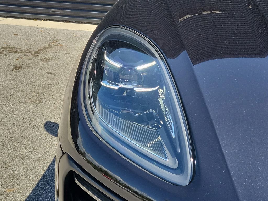 Certified 2022 Porsche Macan image 15