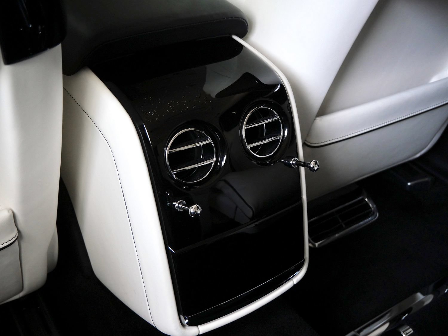Used 2022 Rolls-Royce Phantom Extended Wheelbase w/ The Phantom Package RWD image 34