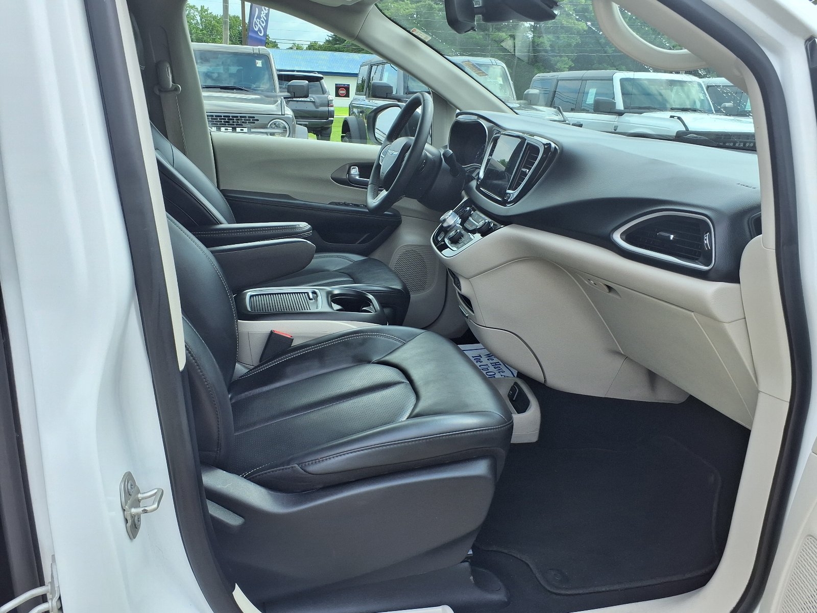 Used 2023 Chrysler Pacifica Touring-L FWD image 7