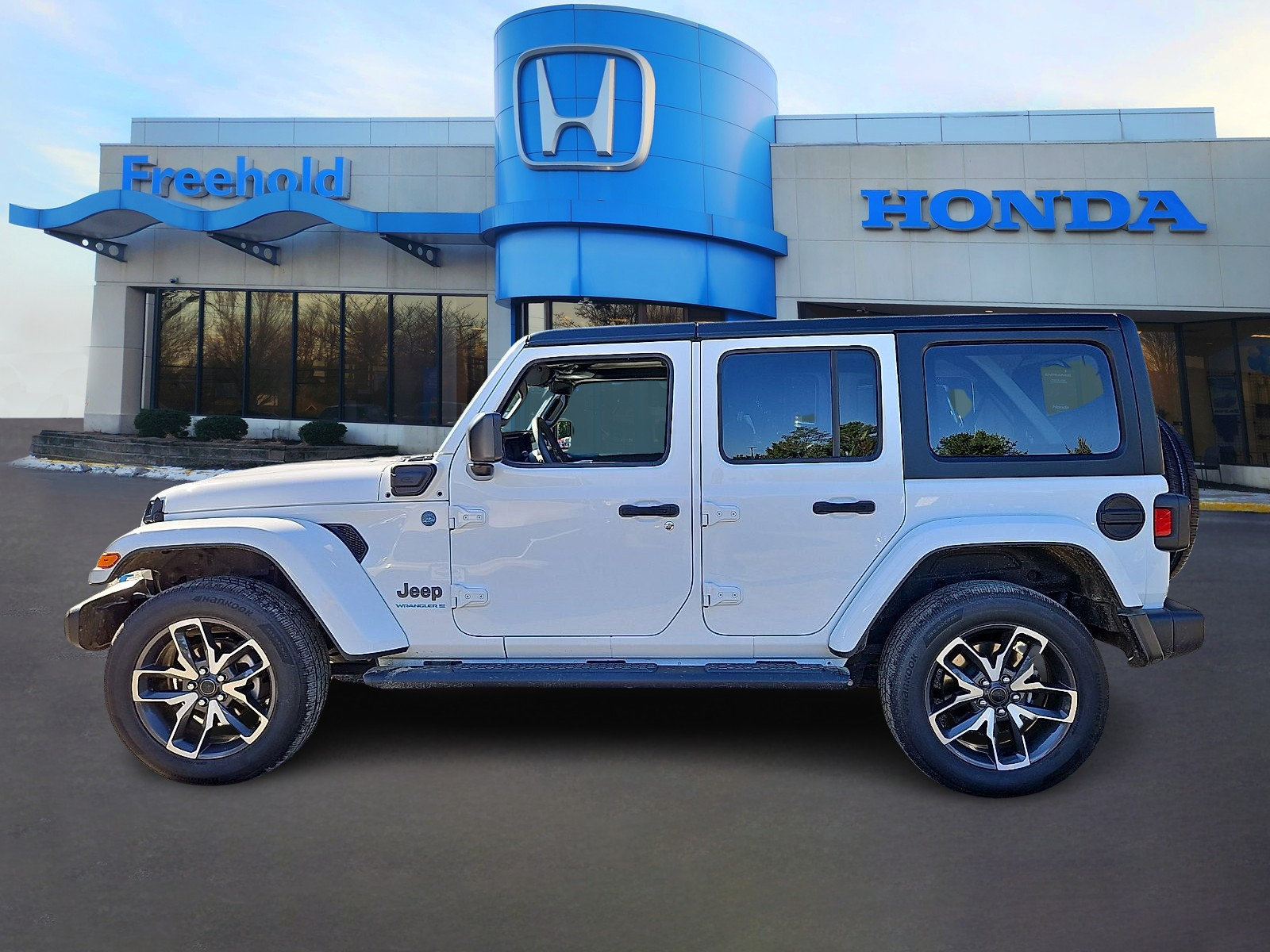 Used 2024 Jeep Wrangler Unlimited w/ Dual Top Group AWD/4WD image 4