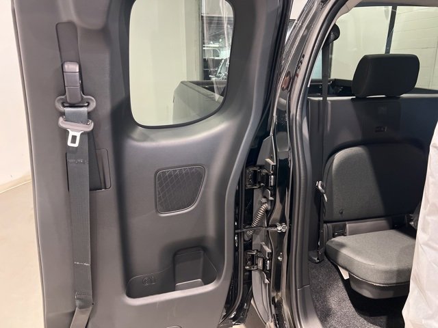 Used 2025 Nissan Frontier SV image 29