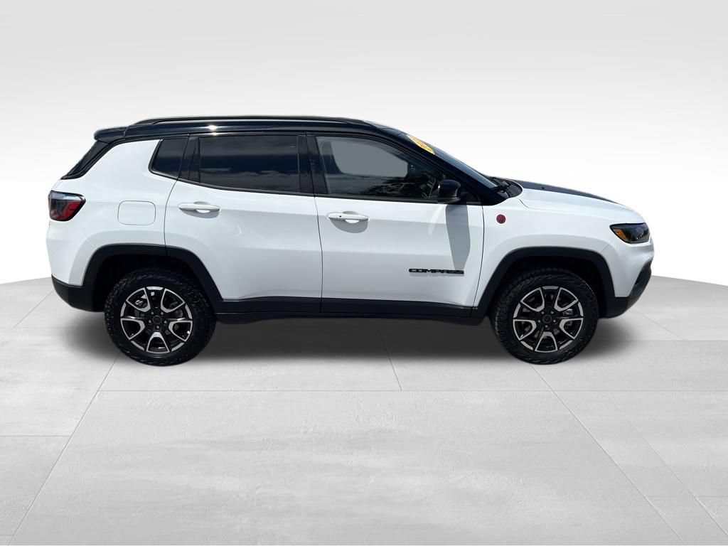Used 2025 Jeep Compass Trailhawk w/ Trailer Tow Group AWD/4WD image 8