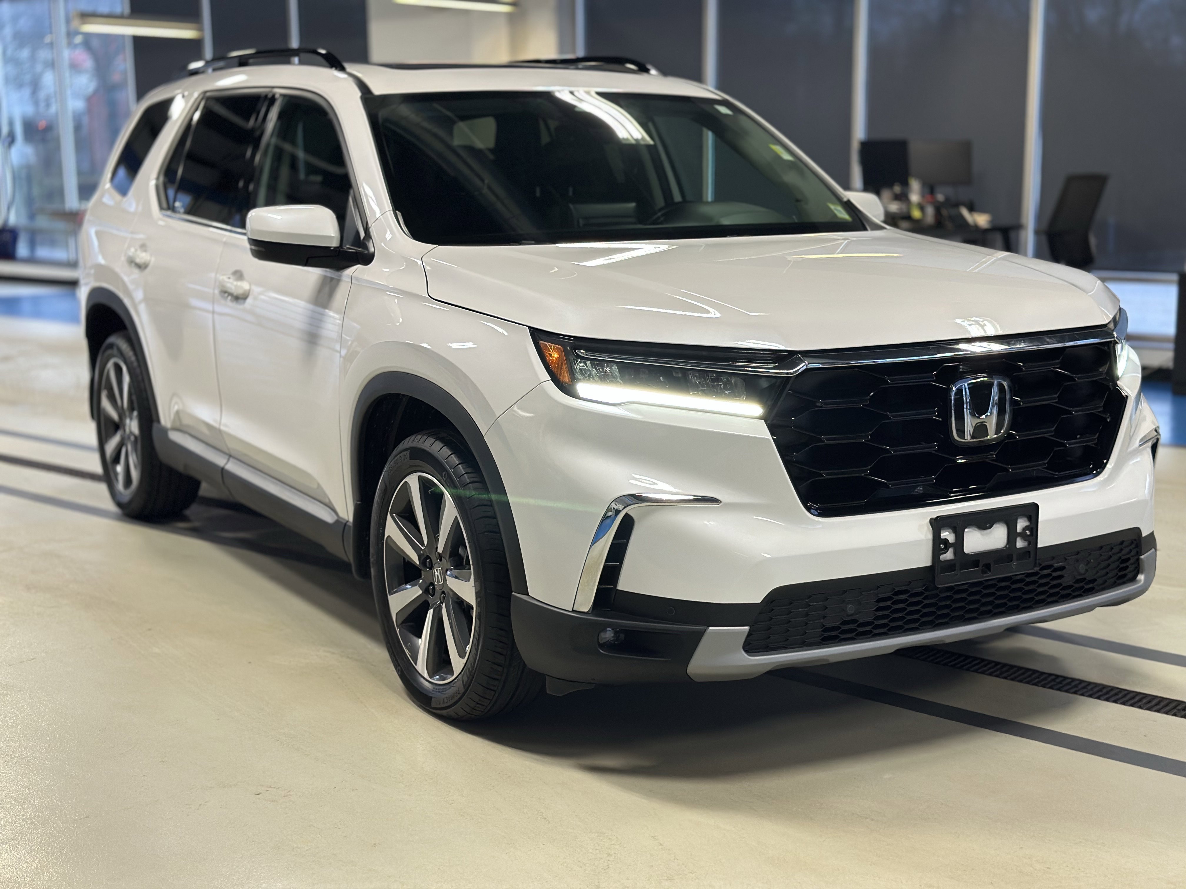 Used 2025 Honda Pilot Touring image 3