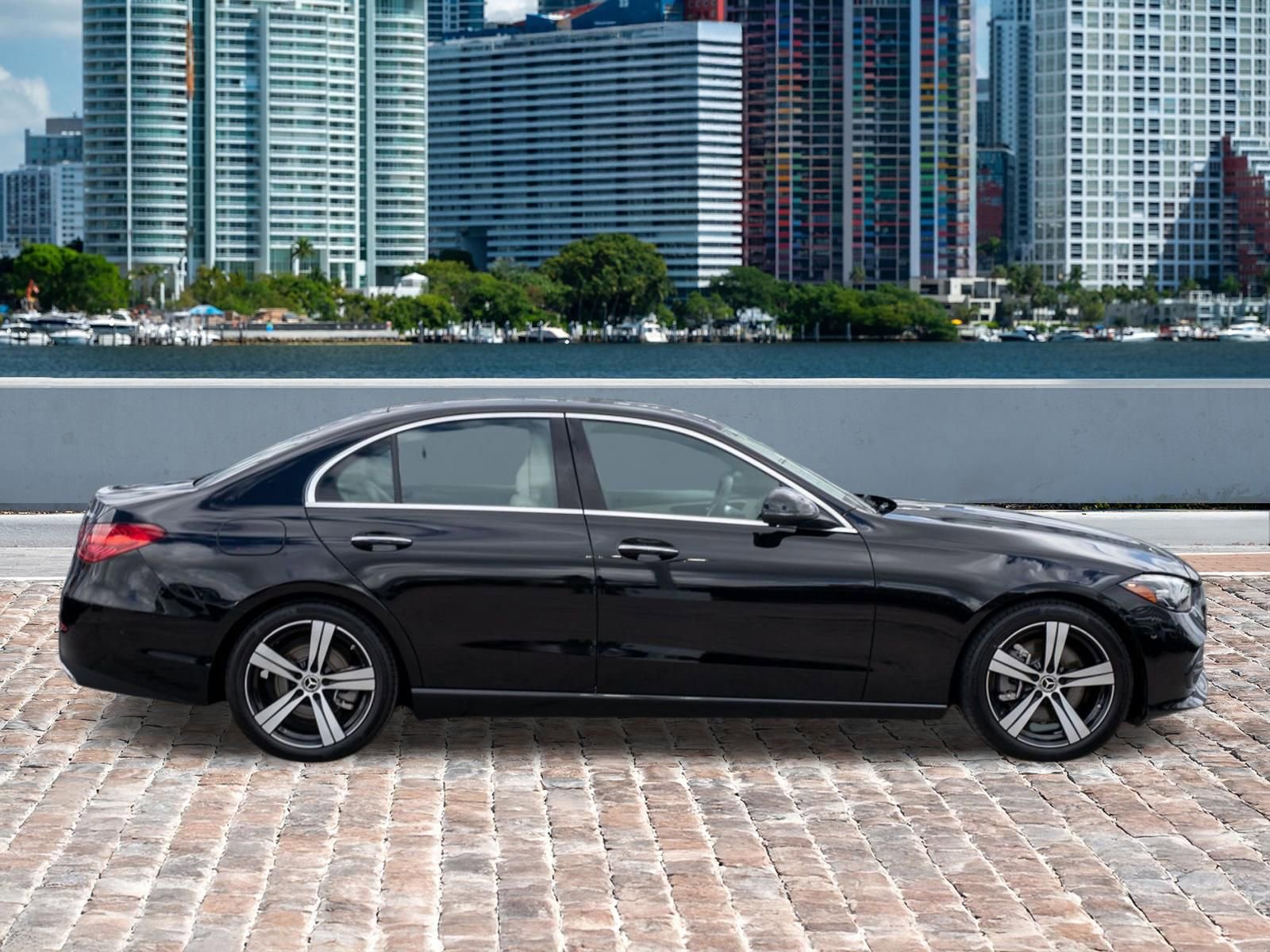 Used 2025 Mercedes-Benz C 300 4MATIC Sedan image 4