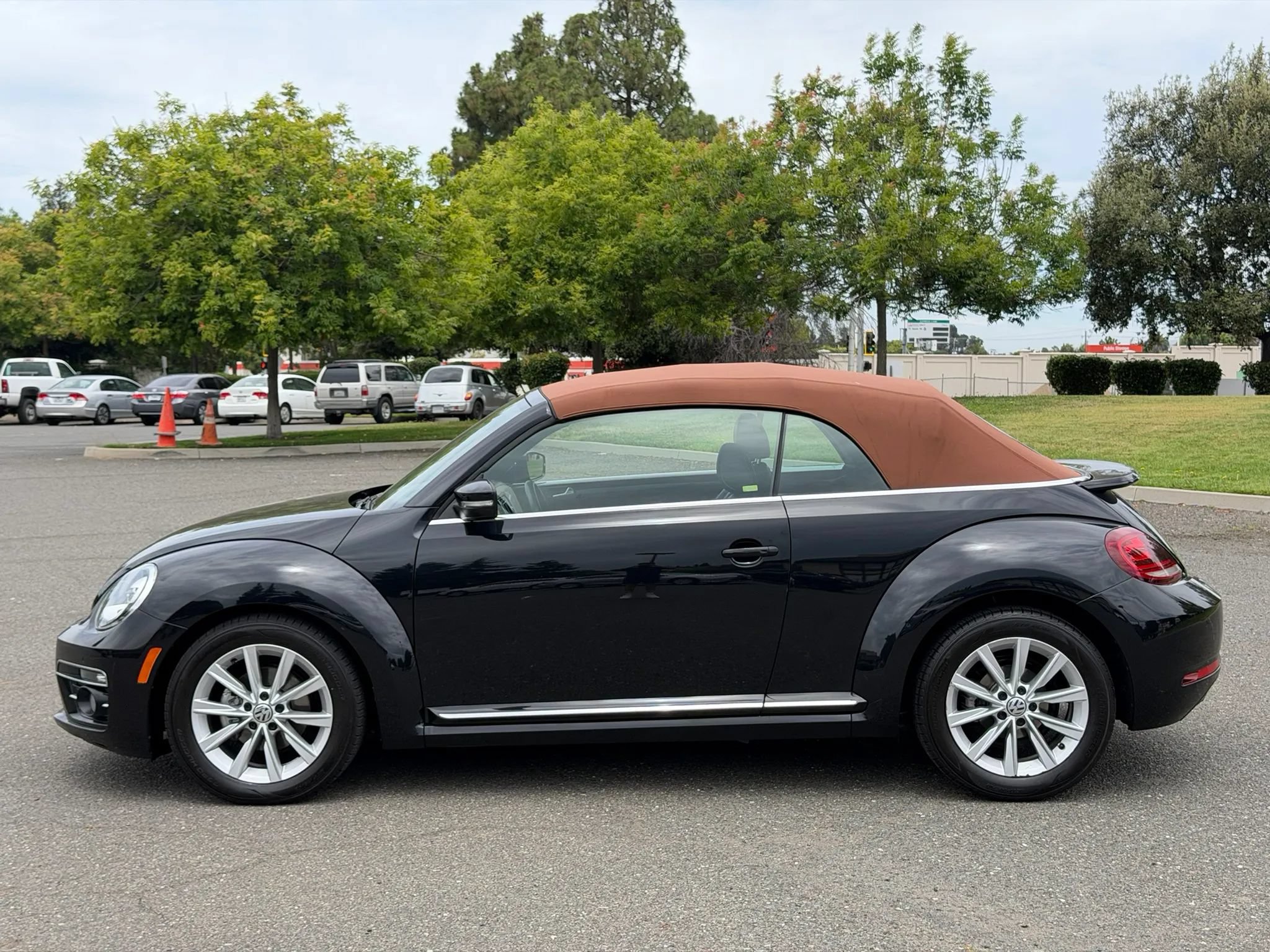 Used 2019 Volkswagen Beetle 2.0T Final Edition SEL FWD image 2