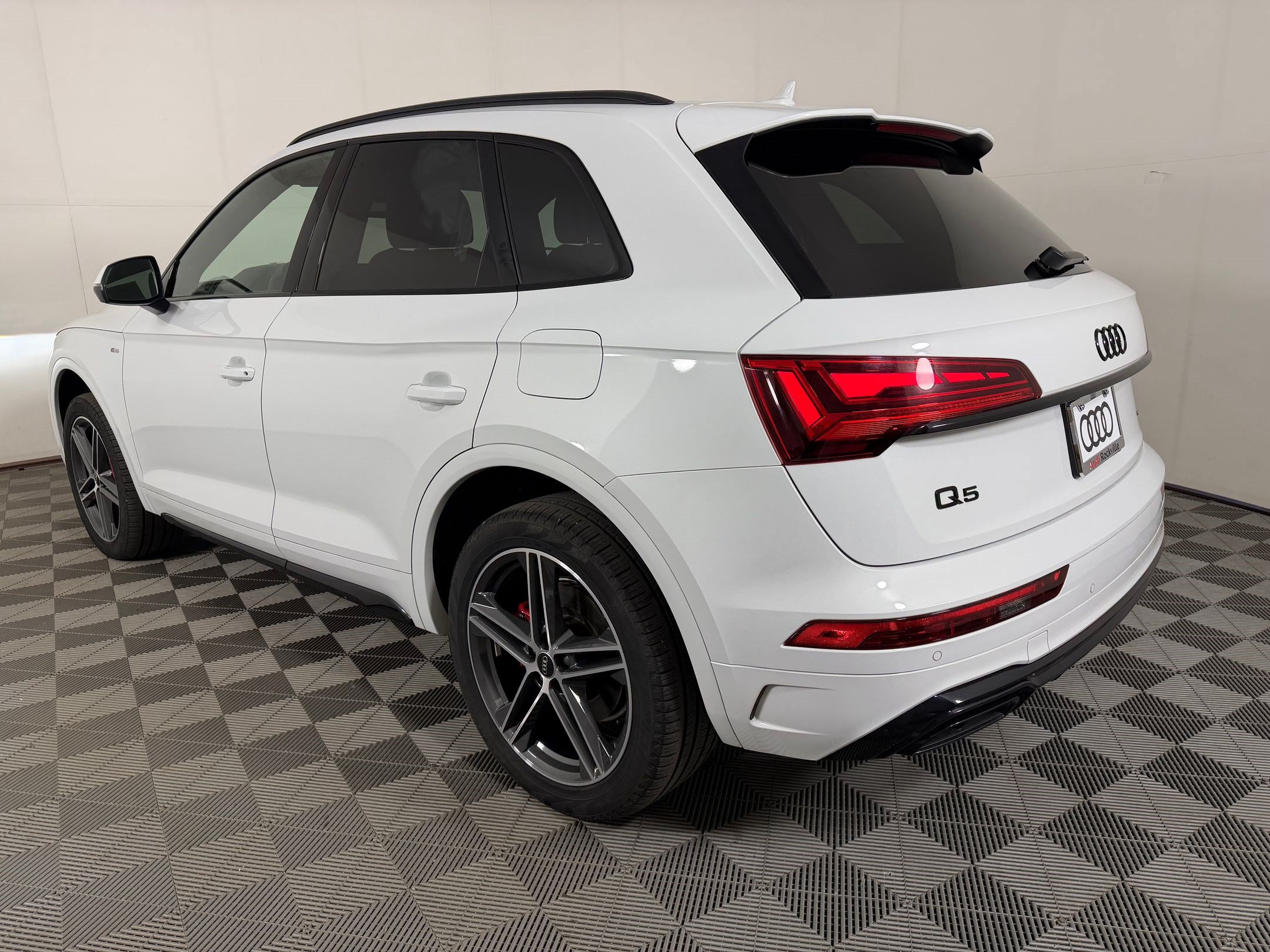 Certified 2025 Audi Q5 e Premium Plus w/ Premium Plus Package AWD/4WD image 3