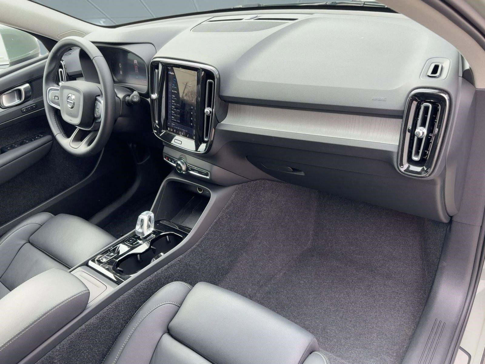 Certified 2025 Volvo XC40 B5 Plus image 21