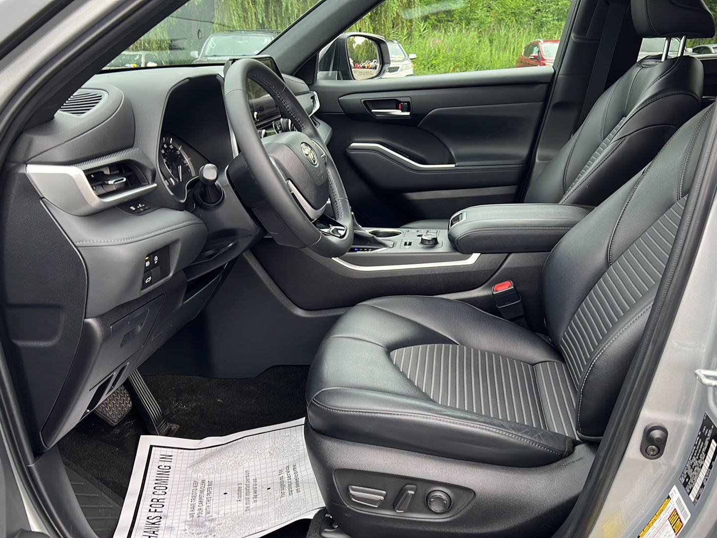 Used 2023 Toyota Highlander XSE AWD/4WD image 4