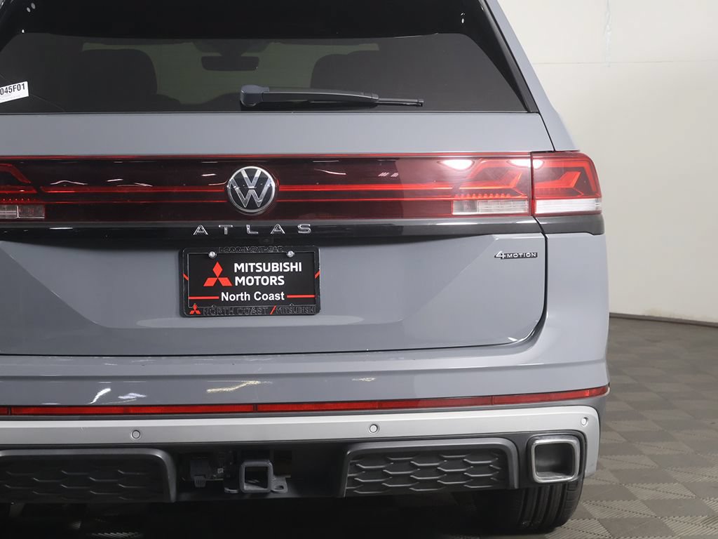 Used 2024 Volkswagen Atlas Peak Edition SE AWD/4WD image 17
