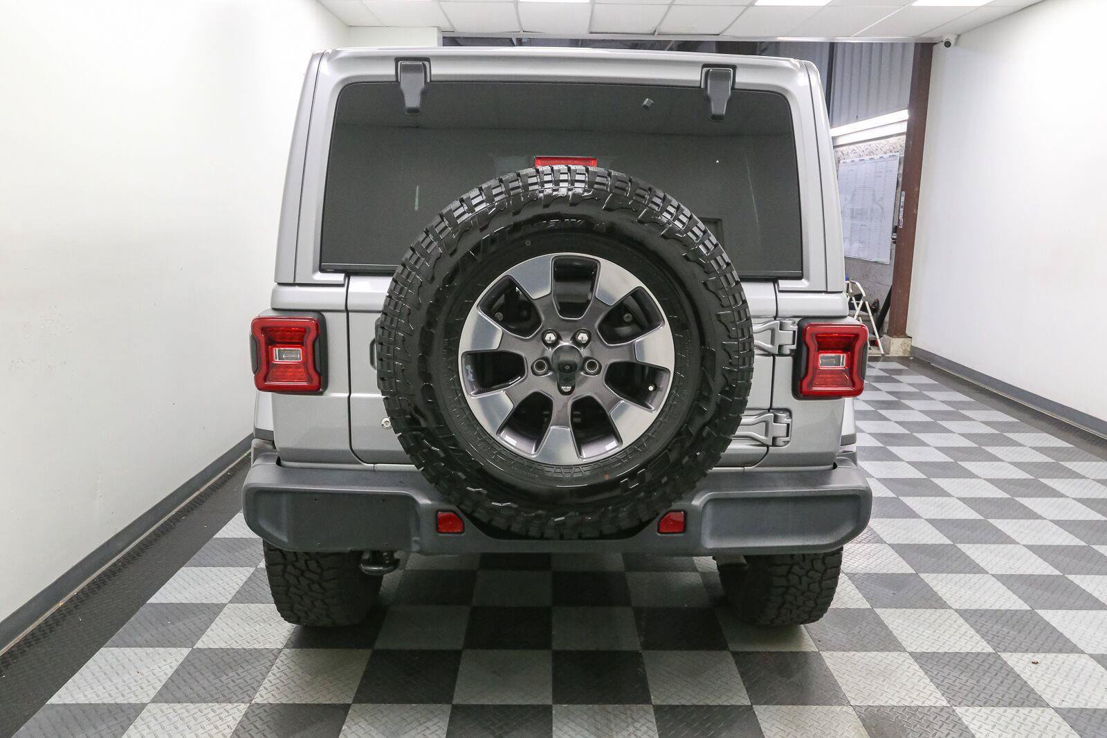 Used 2018 Jeep Wrangler Unlimited Sahara w/ Uconnect 4C Nav & Sound Group AWD/4WD image 10