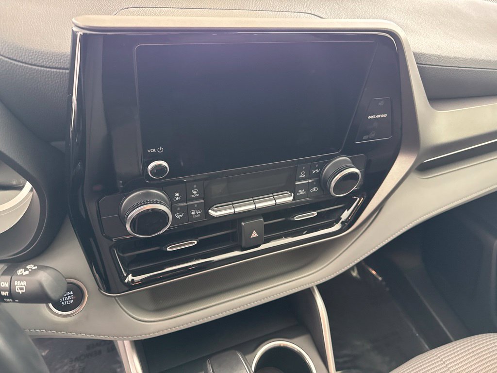 Used 2024 Toyota Highlander LE AWD/4WD image 40