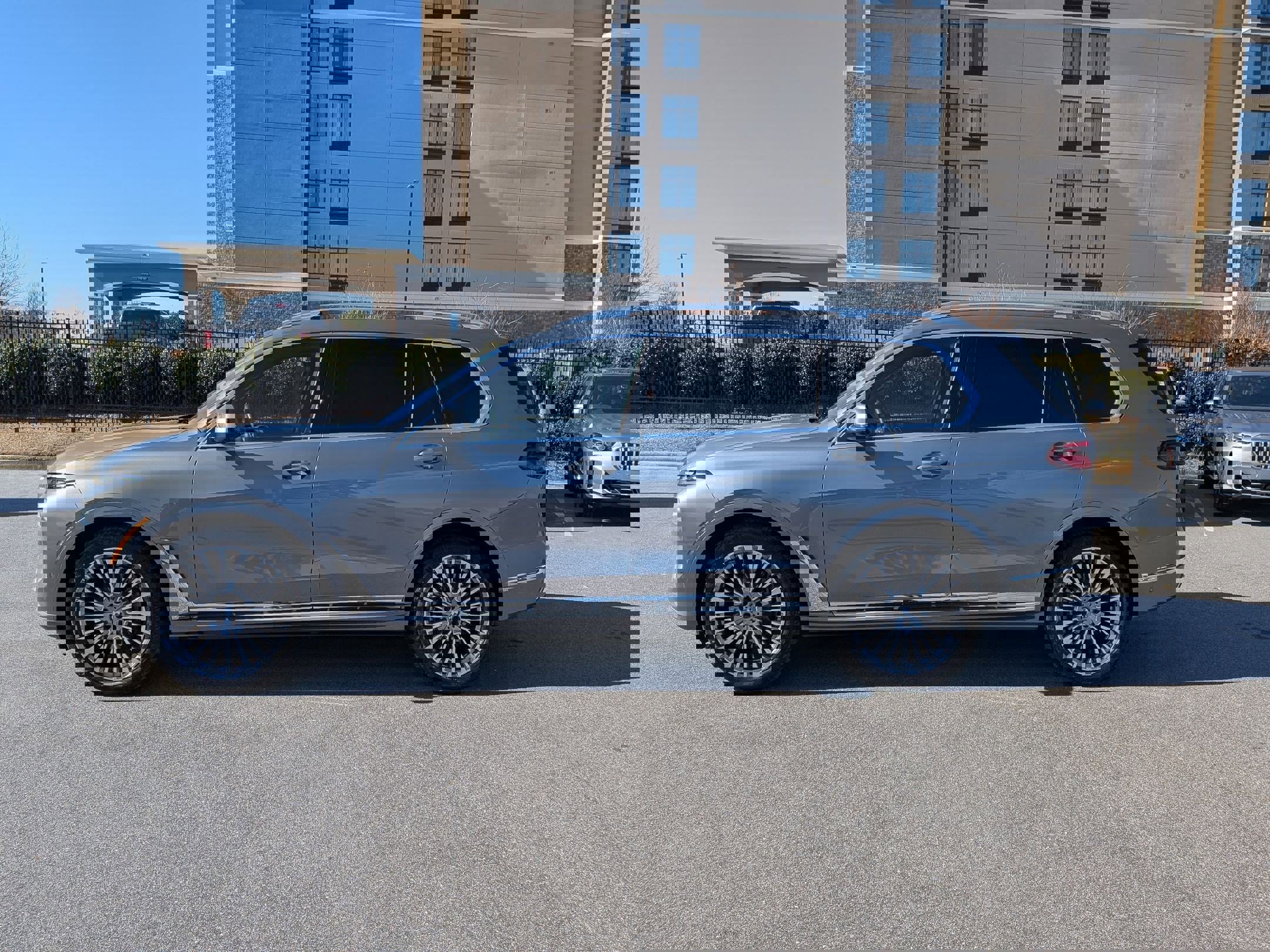 Used 2023 BMW X7 xDrive40i w/ Executive Package image 6