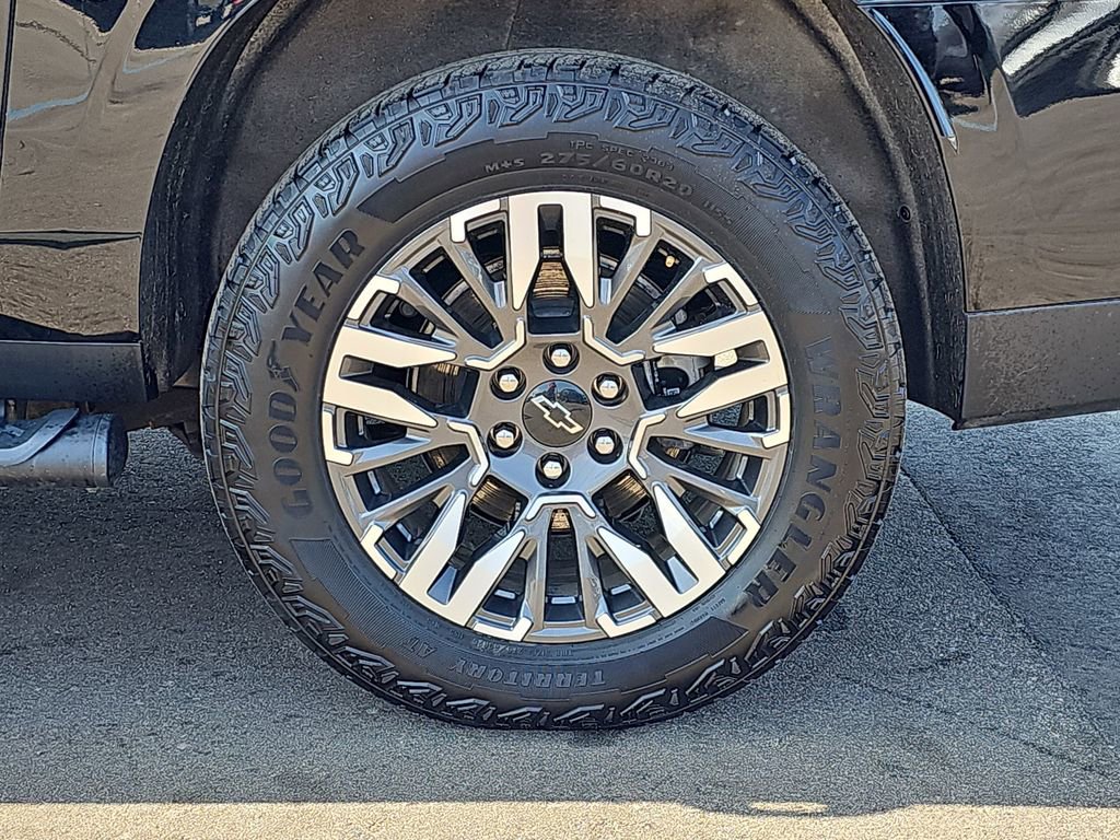 Used 2025 Chevrolet Suburban Z71 image 37