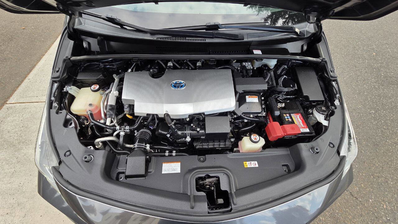 Used 2018 Toyota Prius Prime Advanced w/ Carpet Mat Package image 12