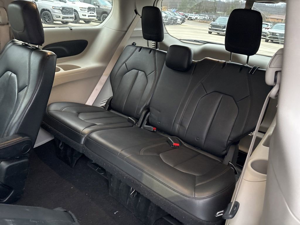 Used 2018 Chrysler Pacifica Touring-L image 14