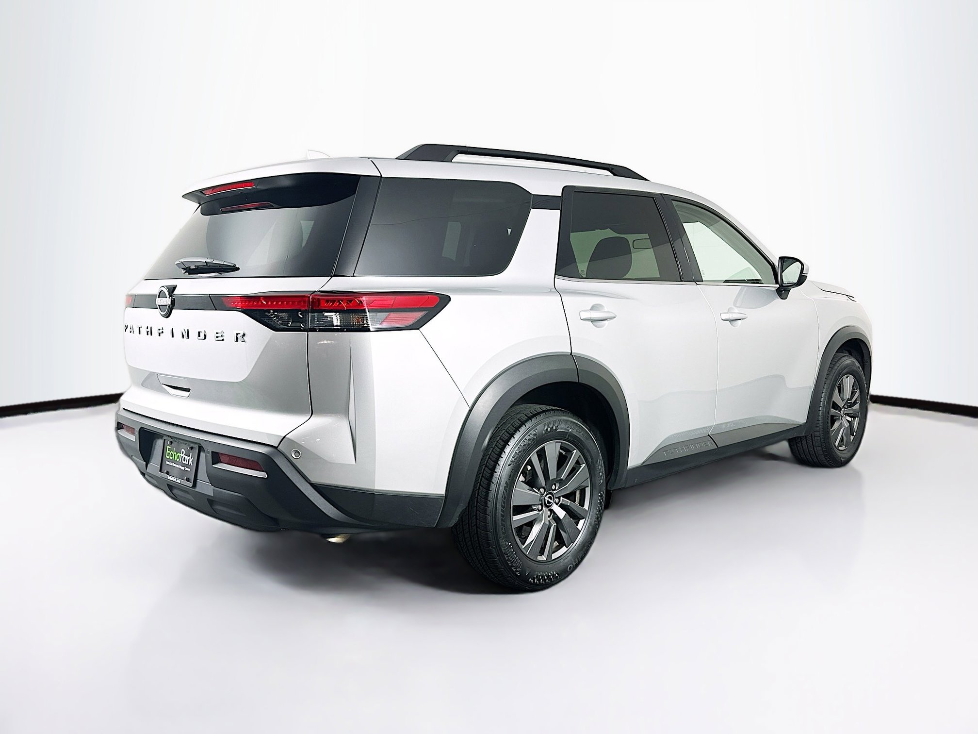 Used 2025 Nissan Pathfinder SV image 9