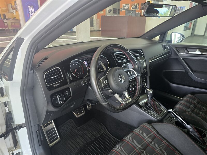Used 2017 Volkswagen Golf 4-Door FWD image 8