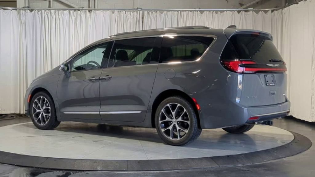 Used 2021 Chrysler Pacifica Limited w/ Uconnect Theater Family Group AWD/4WD image 8