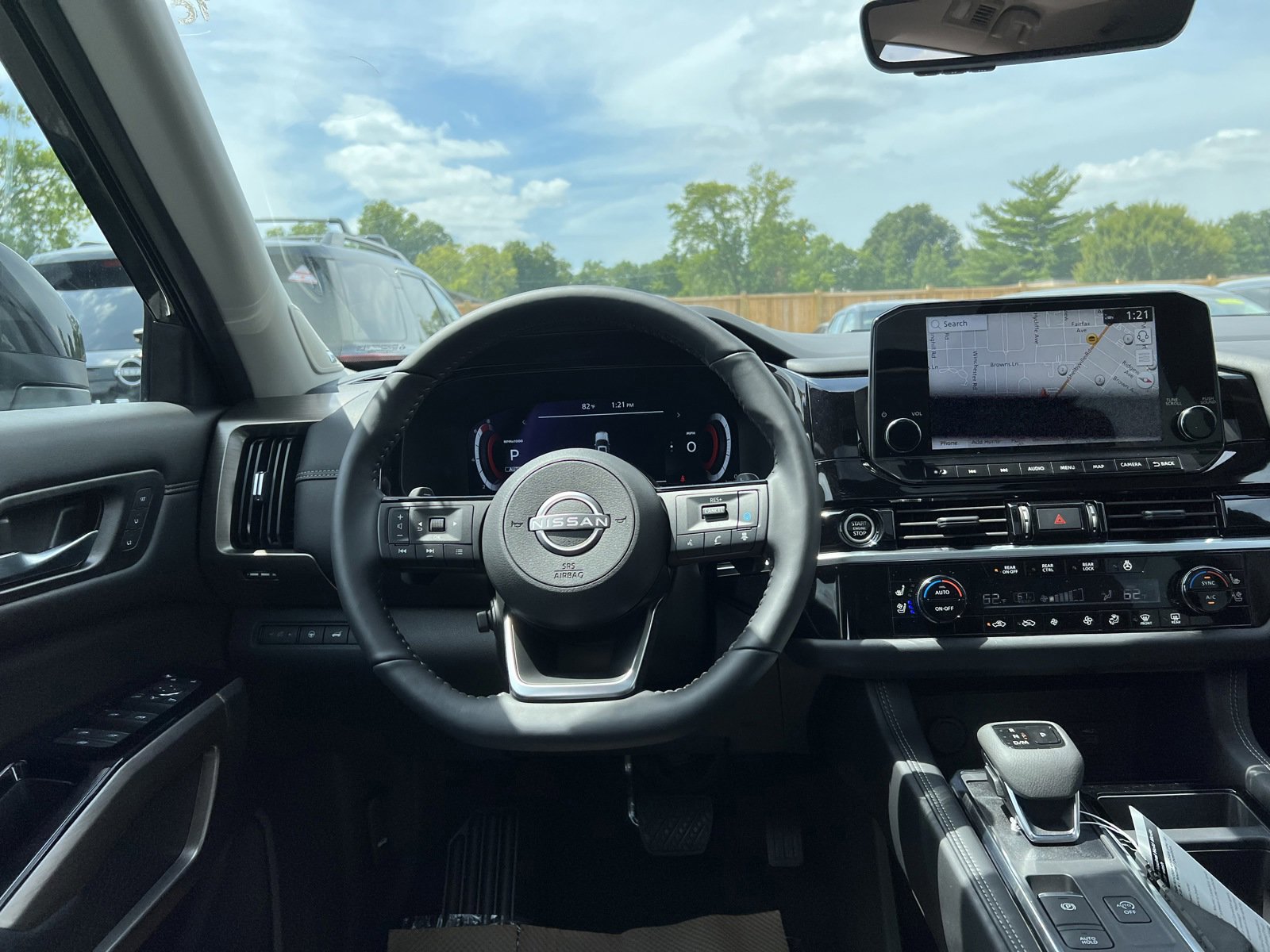 New 2025 Nissan Pathfinder Platinum image 2