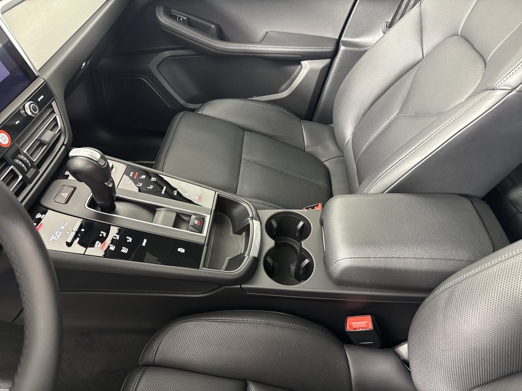 Certified 2025 Porsche Macan AWD/4WD image 31