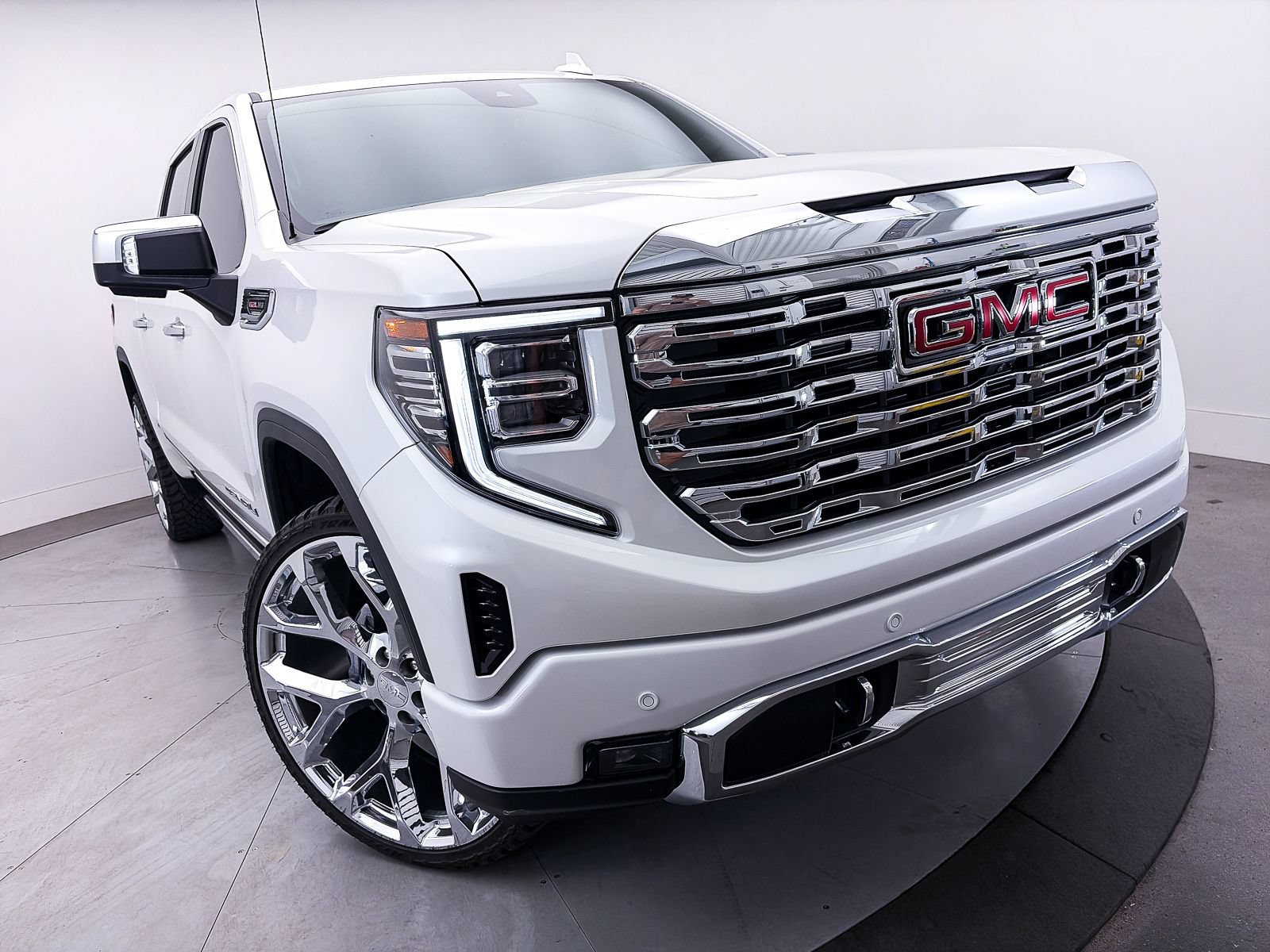 Used 2025 GMC Sierra 1500 Denali AWD/4WD image 3