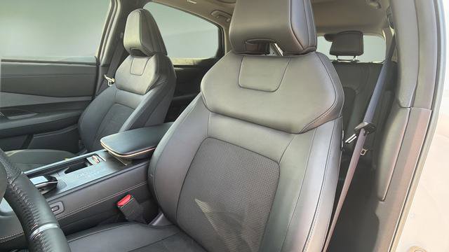 Used 2025 Nissan Ariya AWD image 42