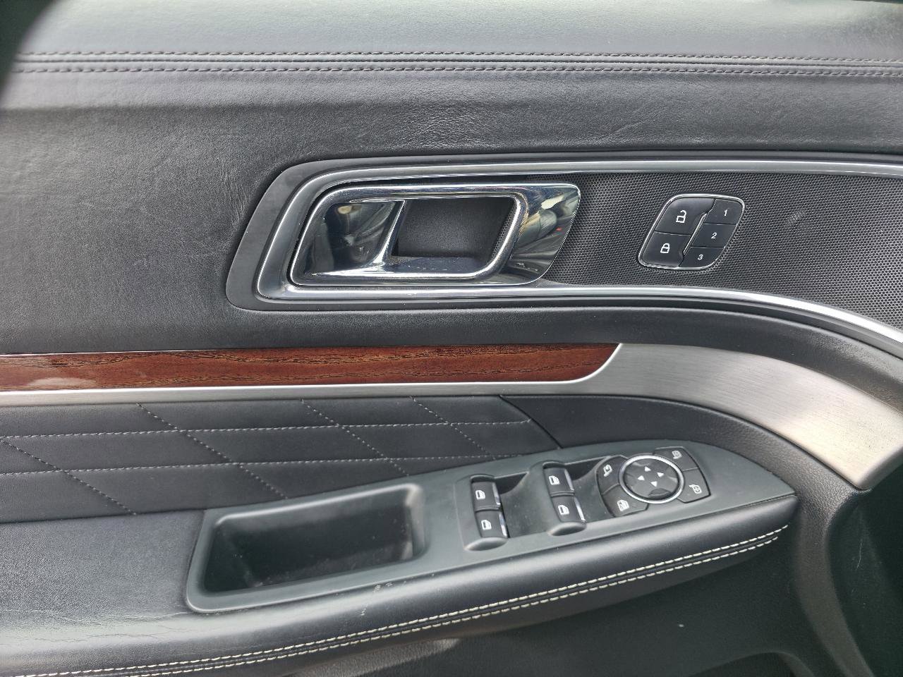 Used 2018 Ford Explorer Platinum image 23