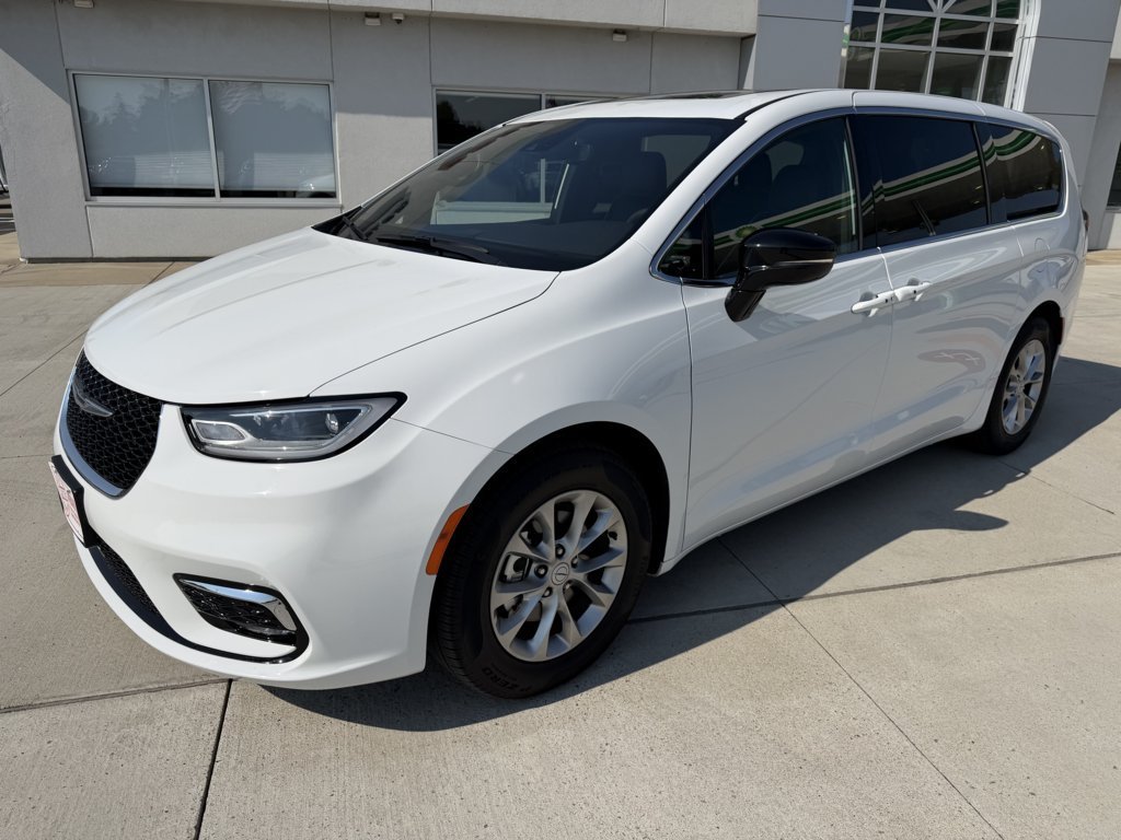 Used 2026 Chrysler Pacifica Limited FWD image 4