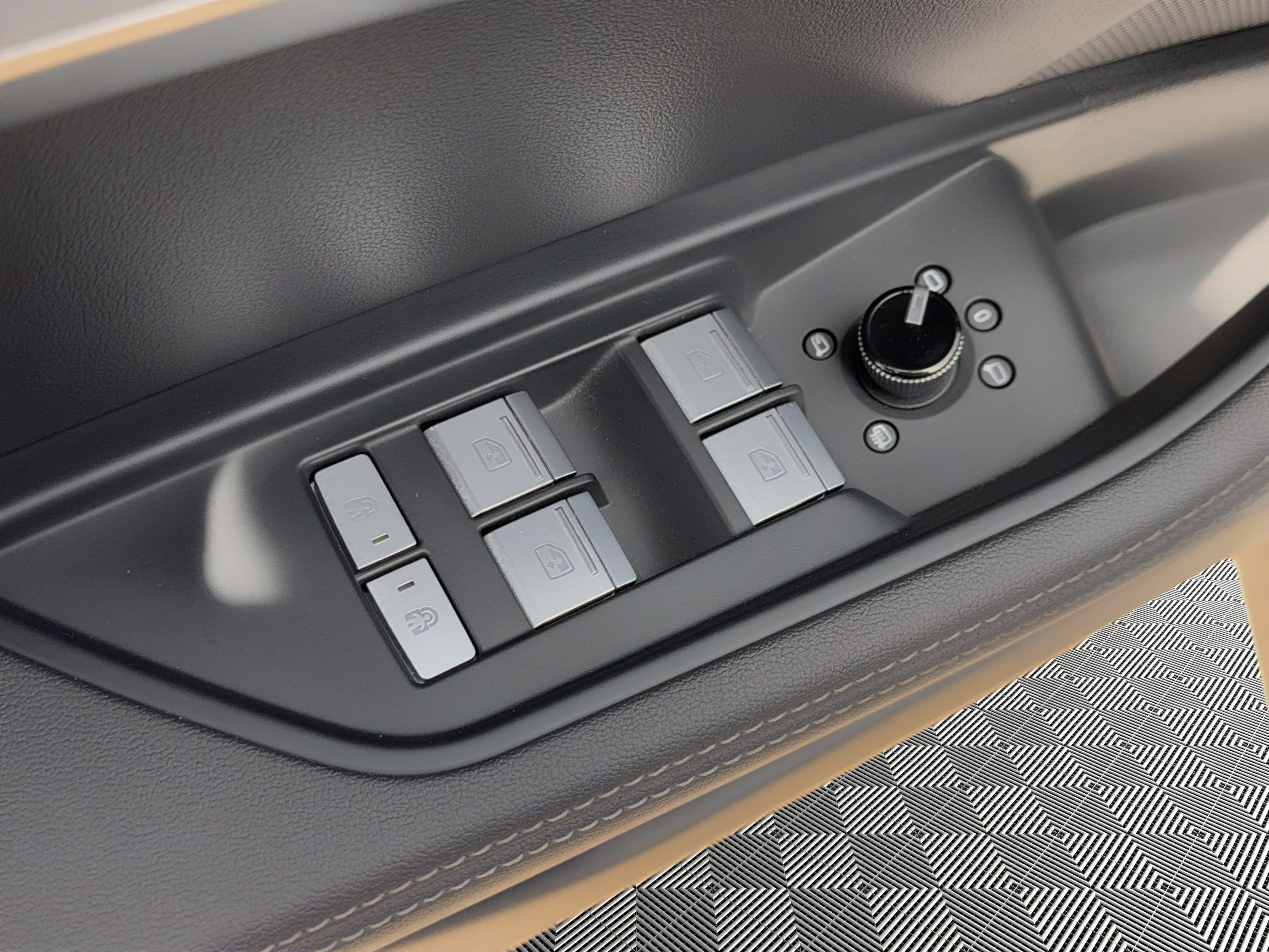 Used 2024 Audi Q8 e-tron Premium Plus w/ Premium Plus Package image 15