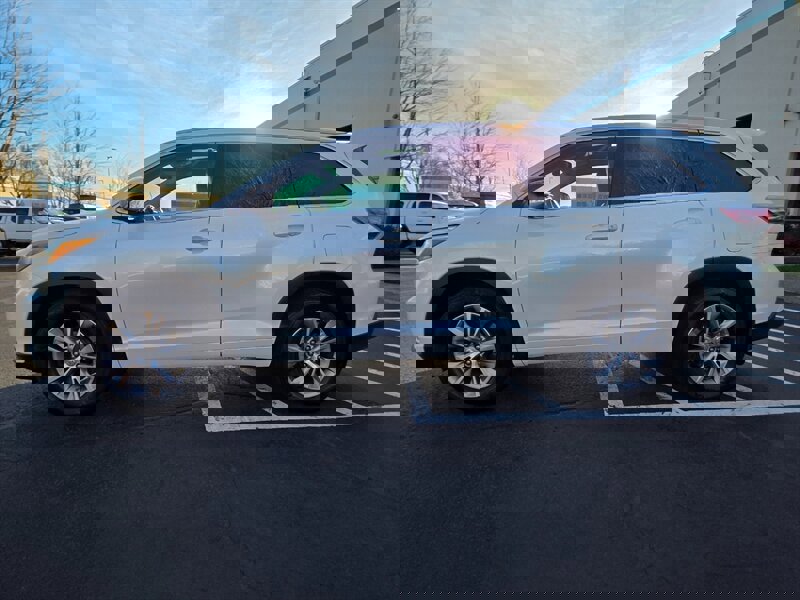 Used 2014 Toyota Highlander XLE image 3