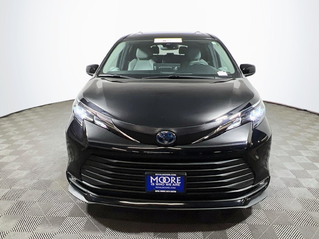Certified 2025 Toyota Sienna XLE FWD image 2